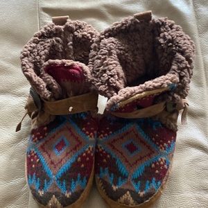 MukLucks  shoes/ slippers